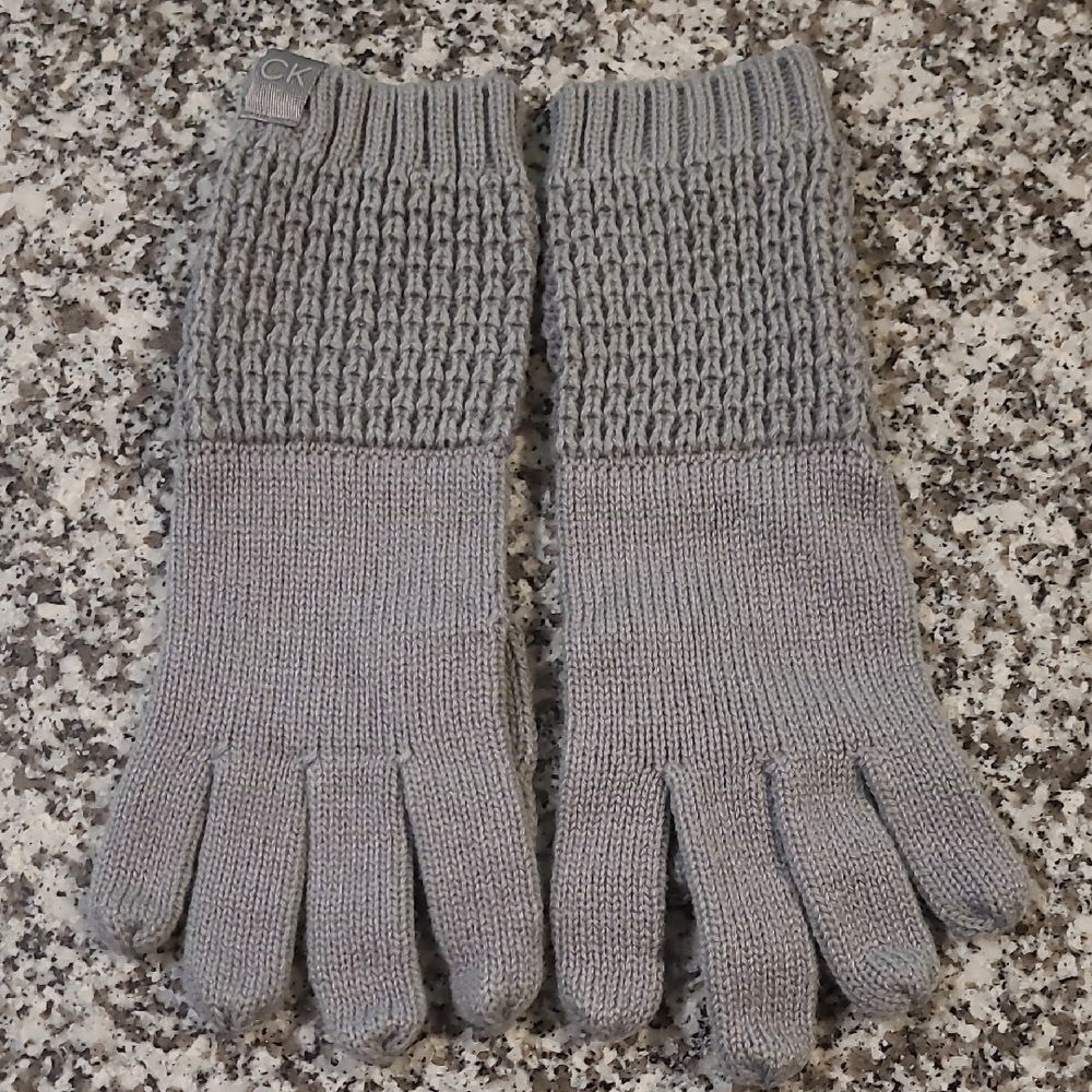 Calvin Klein Light Gray Knit Gloves.